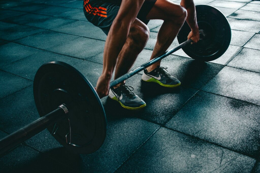 Koşu pistinde antrenman yapan bir sporcu