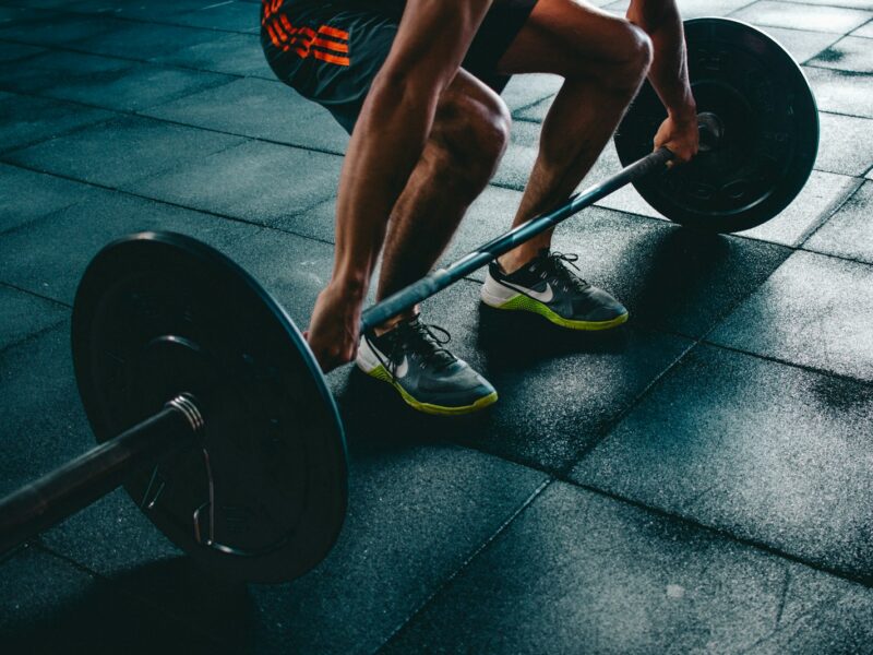 Koşu pistinde antrenman yapan bir sporcu